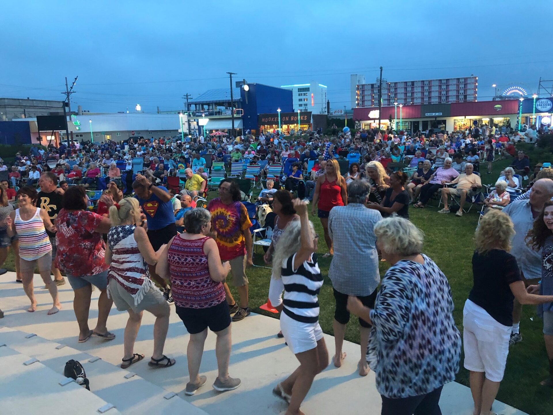 Music-in-the-Plaza-Crowds